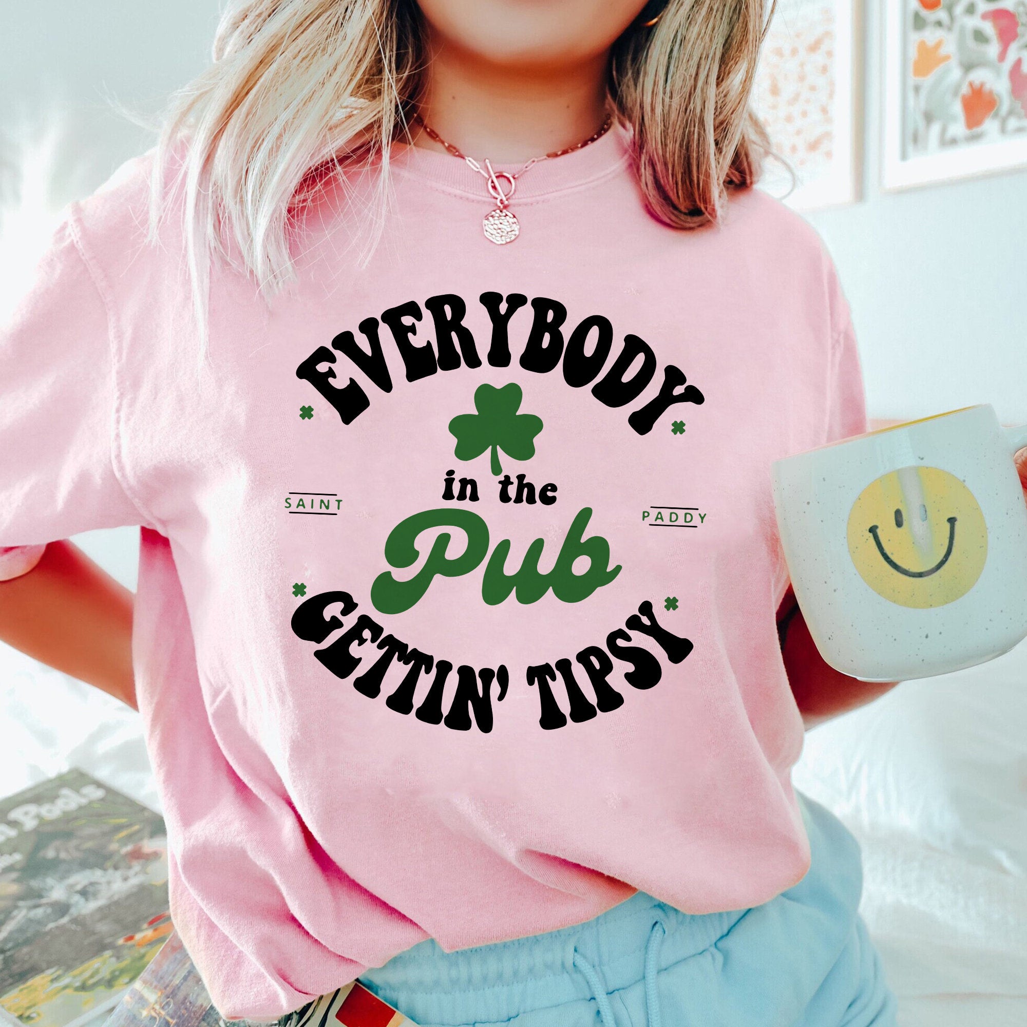 Everybody In The Pub Getting Tipsy Sweatshirt, Funny St Pattys Day Sweatshirt, Cute St Patrick's Day, St. Patrick's Day Gift,IrishSweatshirt